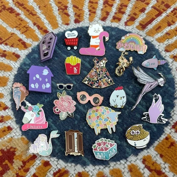 Pin/Badge collection 🩷 - Picture 1 of 6